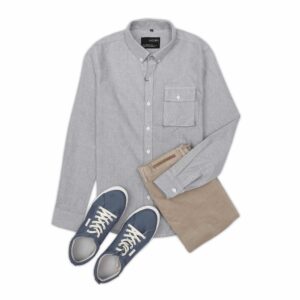 Set đồ gồm áo sơ mi dài tay màu xám nhạt, quần kaki màu be và đôi giày sneaker vải màu xanh navy.